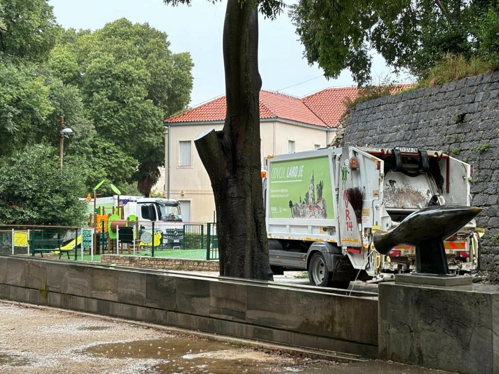 &lt;p&gt;Kamioni Čistoće pokraj dječjeg idrališta u Đardinu&lt;/p&gt;