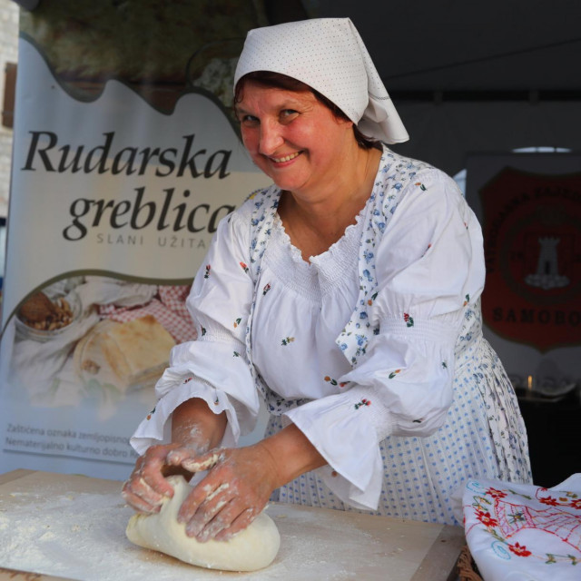 &lt;p&gt;Festival tradicijskih brodova, mora i mornara ”Dani u Vali” koja se održava u Starom Gradu na otoku Hvaru&lt;br&gt;
Na fotografiji: Zvjezdana Planinčić priprema ”Rudarsku greblicu”&lt;/p&gt;