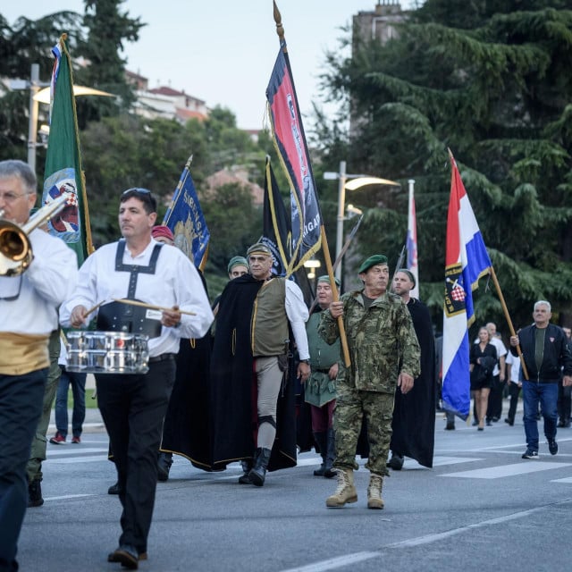 &lt;p&gt;Sredisnja svecanost 33. obljetnice Spomendana Rujanskog rata i Dan hrvatskih branitelja Sibensko-kninske zupanije kod Spomen obiljezja poginulim braniteljima na Trgu Andrije Hebranga polaganjem vijenca i ruza sa mimohodom branitelja.&lt;br&gt;
 &lt;/p&gt;