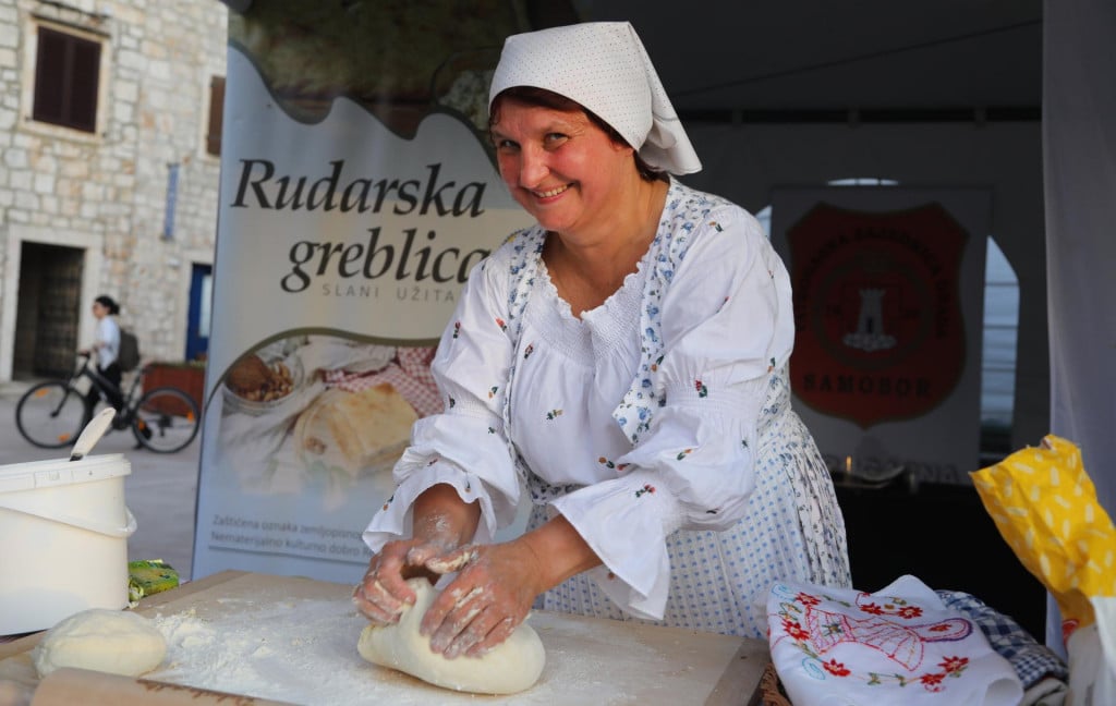 &lt;p&gt;Festival tradicijskih brodova, mora i mornara ”Dani u Vali” koja se održava u Starom Gradu na otoku Hvaru&lt;br&gt;
Na fotografiji: Zvjezdana Planinčić priprema ”Rudarsku greblicu”&lt;/p&gt;