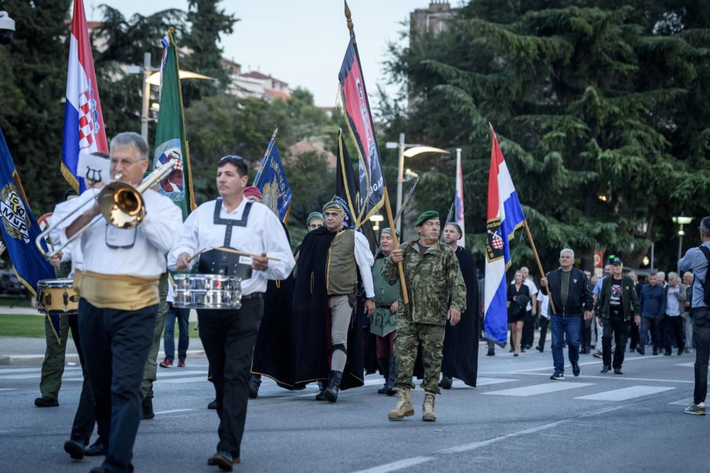 &lt;p&gt;Sredisnja svecanost 33. obljetnice Spomendana Rujanskog rata i Dan hrvatskih branitelja Sibensko-kninske zupanije kod Spomen obiljezja poginulim braniteljima na Trgu Andrije Hebranga polaganjem vijenca i ruza sa mimohodom branitelja.&lt;br&gt;
 &lt;/p&gt;