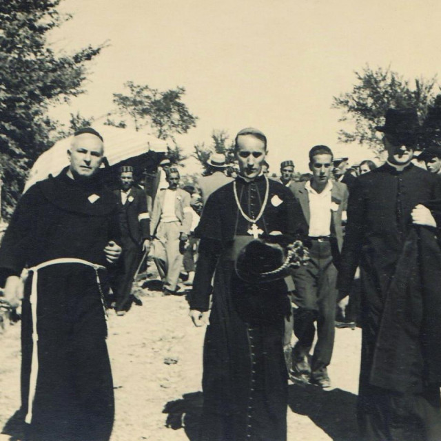 &lt;p&gt;Nadbiskup Stepinac na proslavi posvete crkve sv. Marije u Biskupiji kod Knina, 18. rujna 1938. Nadbiskupu zdesna je fra Stanko Petrov&lt;/p&gt;