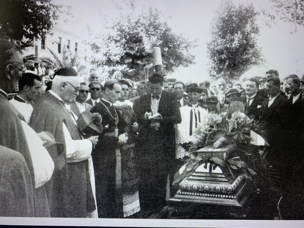 &lt;p&gt;Nadbiskup Stepinac drži govor nad kapsilom don Frane Bulića 1934. u Splitu&lt;/p&gt;