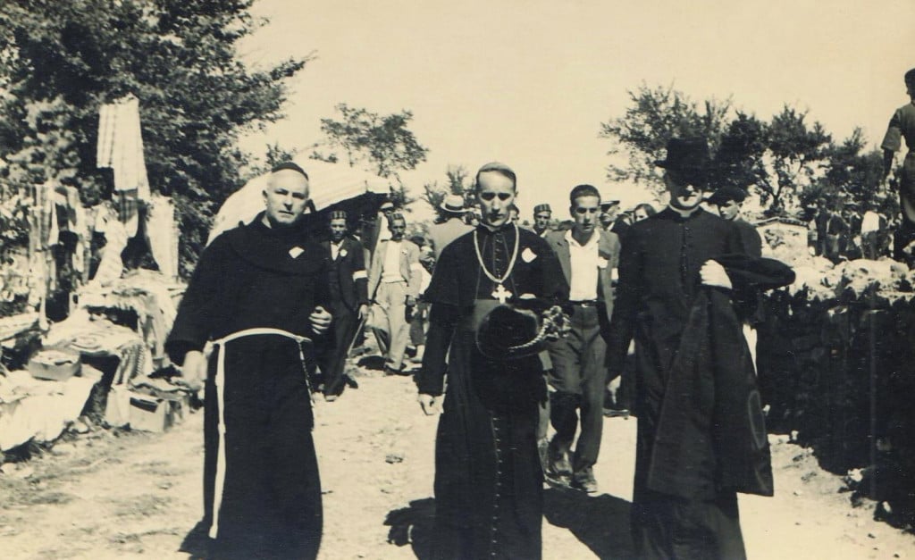 &lt;p&gt;Nadbiskup Stepinac na proslavi posvete crkve sv. Marije u Biskupiji kod Knina, 18. rujna 1938. Nadbiskupu zdesna je fra Stanko Petrov&lt;/p&gt;