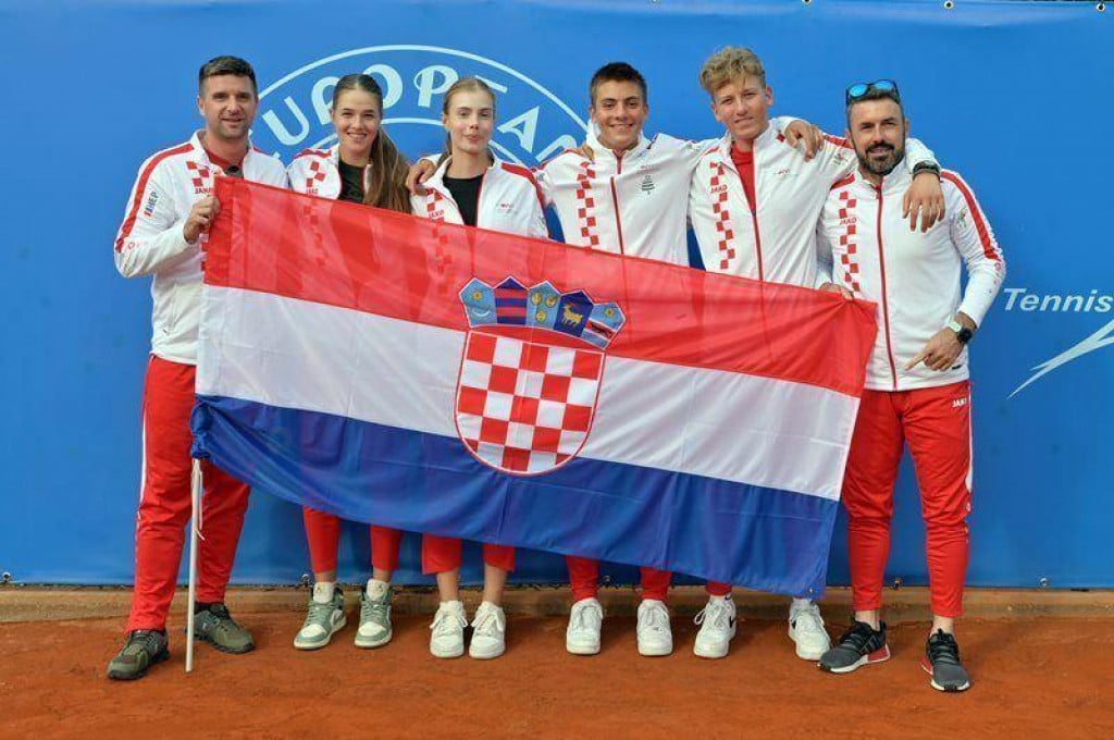 &lt;p&gt;Hrvatska reprezentacija na EP-u za uzrast do 16 godina (Ana Petković druga s lijeva)&lt;/p&gt;