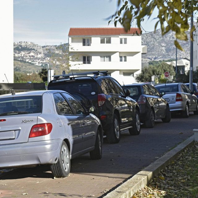 &lt;p&gt;Svaki krov automobila može biti podloga za darovanu knjigu iako bi bilo dobro znati radi li se o knjiholjupcu (ilustracija)&lt;/p&gt;