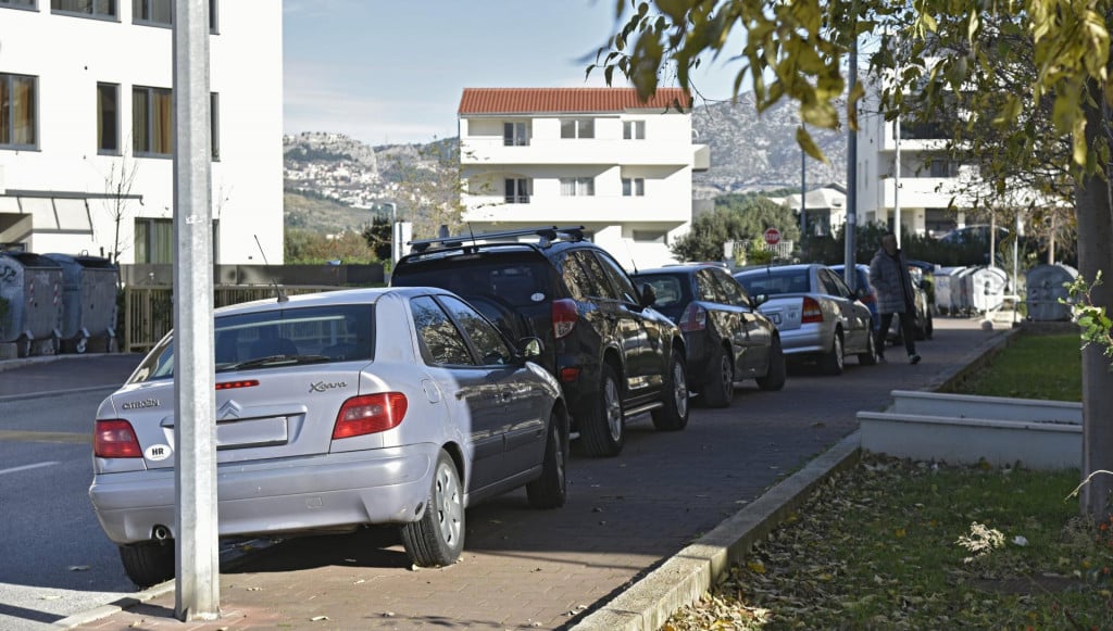 &lt;p&gt;Svaki krov automobila može biti podloga za darovanu knjigu iako bi bilo dobro znati radi li se o knjiholjupcu (ilustracija)&lt;/p&gt;