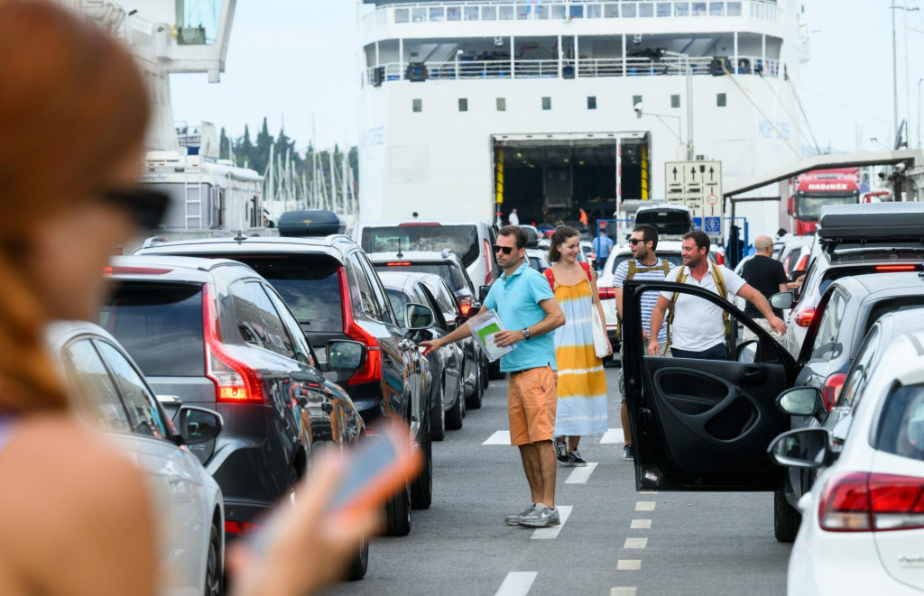 &lt;p&gt;Gužve u splitskoj trajektnoj luci u vrijeme smjene turista - a njima red i sigurnost u zemlji u koju dolaze može biti presudna za odluku o dolasku&lt;/p&gt;