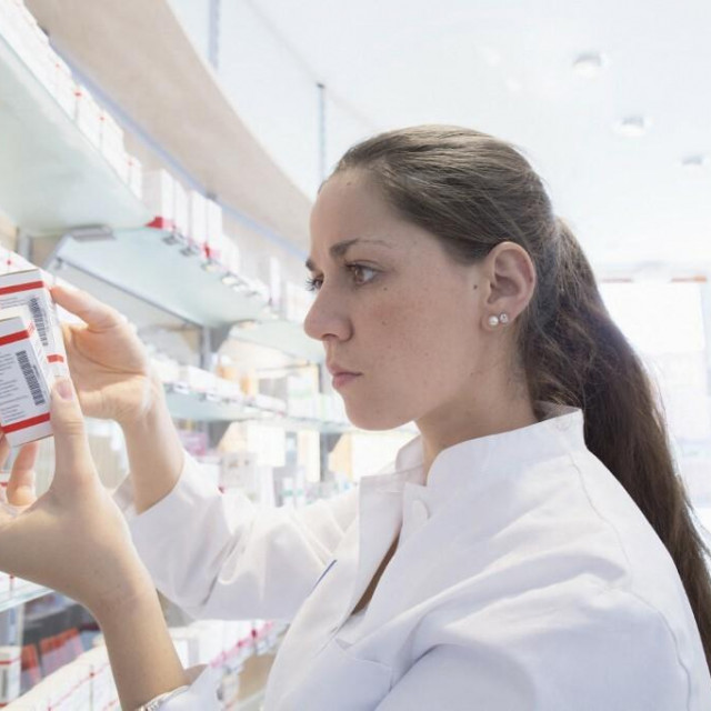 &lt;p&gt;Manjem broju farmaceuta pridonosi i to što su plaće u ljekarnama trenutno puno niže od onih koje su određene uredbom o zaposlenicima u javnim i državnim službama (ilustracija)&lt;/p&gt;

&lt;p&gt; &lt;/p&gt;

&lt;p&gt; &lt;/p&gt;