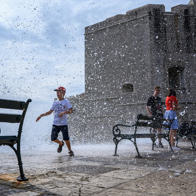 &lt;p&gt;Dubrovnik, 250924.&lt;br&gt;
Turisti uzivaju uz more u gradskoj luci i na Porporeli.&lt;br&gt;