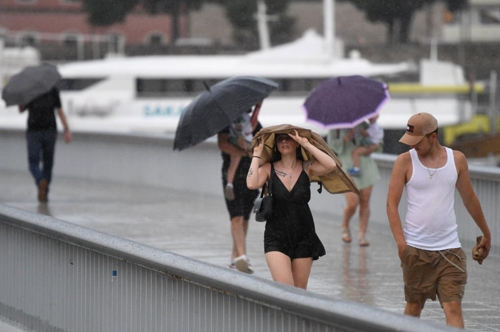 &lt;p&gt;Zadar, 190824.&lt;br&gt;
Turisti i domaci u setnji gradom po kisi.&lt;br&gt;