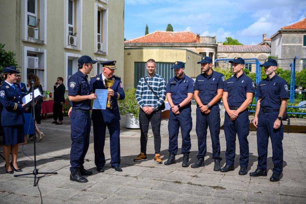 &lt;p&gt;Dubrovnik, 250924.&lt;br&gt;
Obiljezavanje Dana policije Dubrovacko-neretvanske zupanije. Nacelnik PU Ivan Pavlicevic dijelio je priznanja zasluznim policajcima.&lt;br&gt;