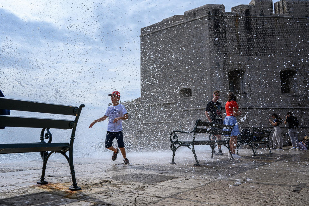 &lt;p&gt;Dubrovnik, 250924.&lt;br&gt;
Turisti uzivaju uz more u gradskoj luci i na Porporeli.&lt;br&gt;