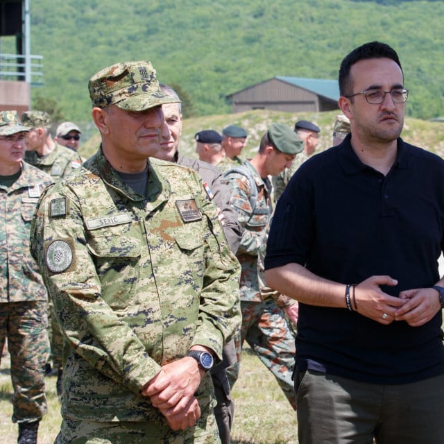 &lt;p&gt;Bačić nam je u telefonskom razgovoru potvrdio nam je svoju kandidaturu za direktorsko mjesto u ACI-ju (na fotografiji u vojarni Josip Jović u Udbini)&lt;/p&gt;