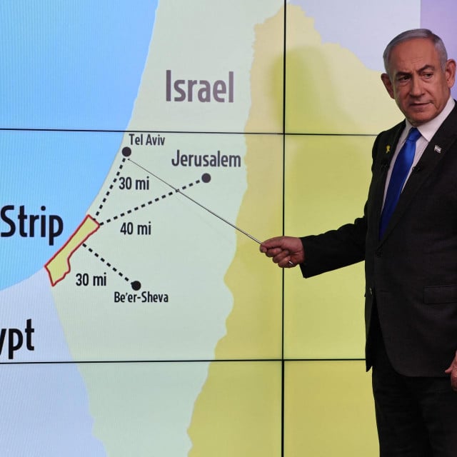 &lt;p&gt;Benjamin Netanyahu pred kartom na kojoj su ispisan udeljenosti od Pojasa Gaze do izraelskih gradova koji su na meti Hamasovih projektila&lt;/p&gt;

&lt;p&gt; &lt;/p&gt;