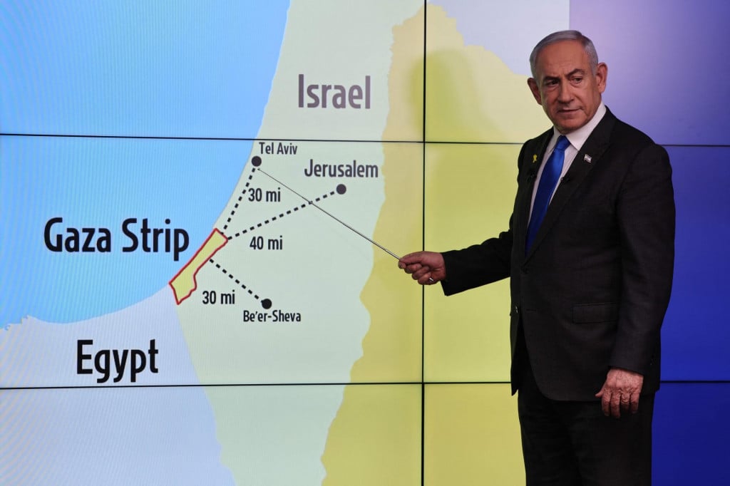 &lt;p&gt;Benjamin Netanyahu pred kartom na kojoj su ispisan udeljenosti od Pojasa Gaze do izraelskih gradova koji su na meti Hamasovih projektila&lt;/p&gt;

&lt;p&gt; &lt;/p&gt;