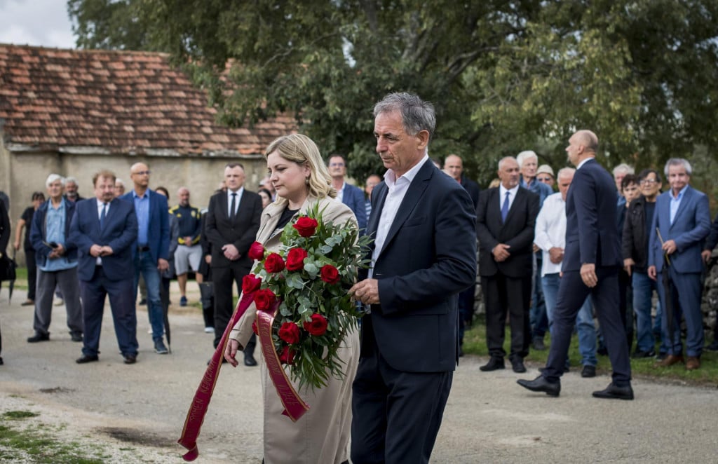 &lt;p&gt;Varivode, 280924. Srpsko narodno vijece i Opcina Kistanje obiljezili su polaganjem vijenaca i komemoracijom godisnjicu zlocina pocinjenog nad srpskim civilima 28.9.1995. u selu Varivode. Na fotografiji: Anja Simpraga i Milorad Pupovac.