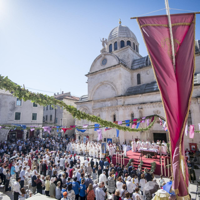 &lt;p&gt;Ovako je to bilo prošle godine -&lt;br&gt;
Svecanom procesijom i svetom misom koju je predvodio mons. Djuro Hranic, nadbiskup djakovacko-osjecki, proslavljen je blagdan sv. Mihovila i Dan grada Sibenika.&lt;br&gt;