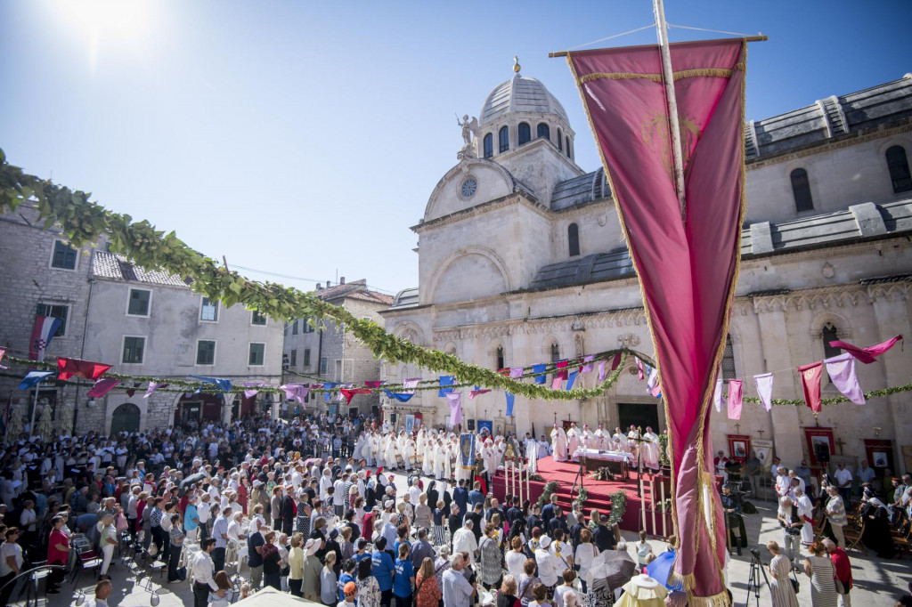 &lt;p&gt;Ovako je to bilo prošle godine -&lt;br&gt;
Svecanom procesijom i svetom misom koju je predvodio mons. Djuro Hranic, nadbiskup djakovacko-osjecki, proslavljen je blagdan sv. Mihovila i Dan grada Sibenika.&lt;br&gt;