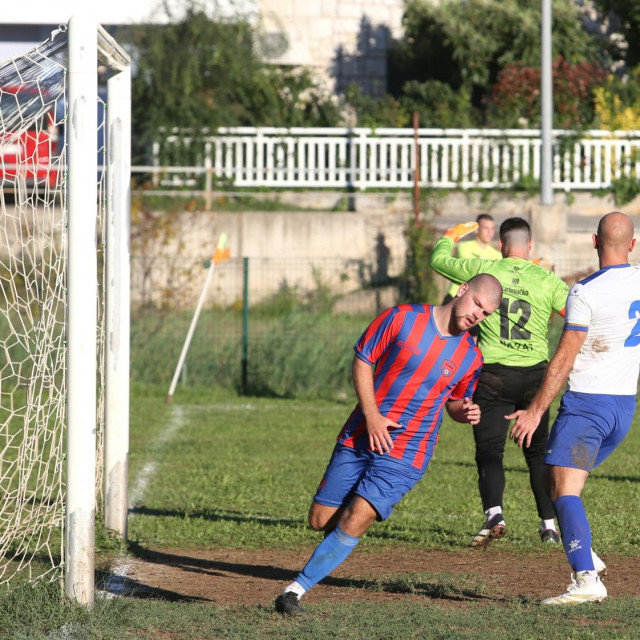 &lt;p&gt;Ivan Bazdan je pogodio za Ponikve za konačnih 5:1 u 66. minuti. Igrači Rata pogledavaju prema pomoćnom sucu, koji kaže: nije bilo zaleđe&lt;/p&gt;