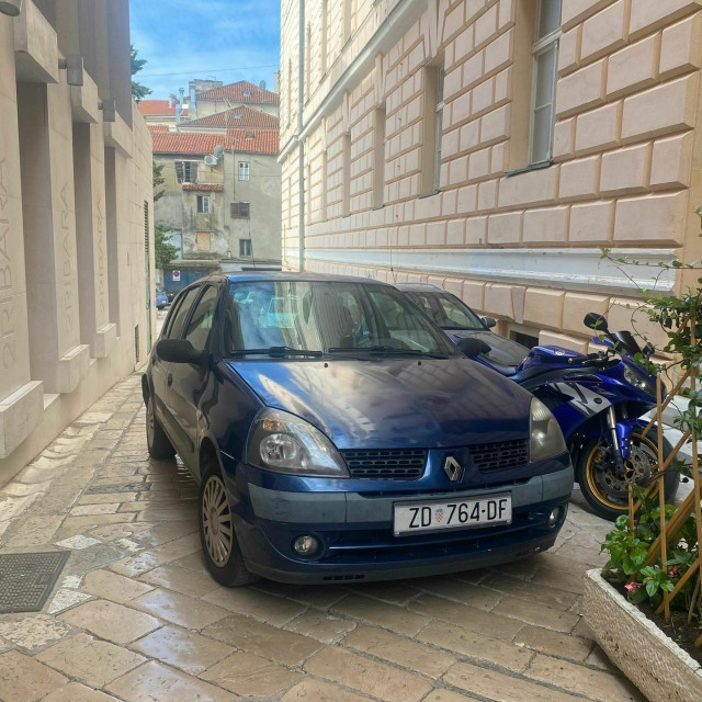 &lt;p&gt;Službeni automobil Općinskog suda parkiran kod zgrade suda&lt;/p&gt;