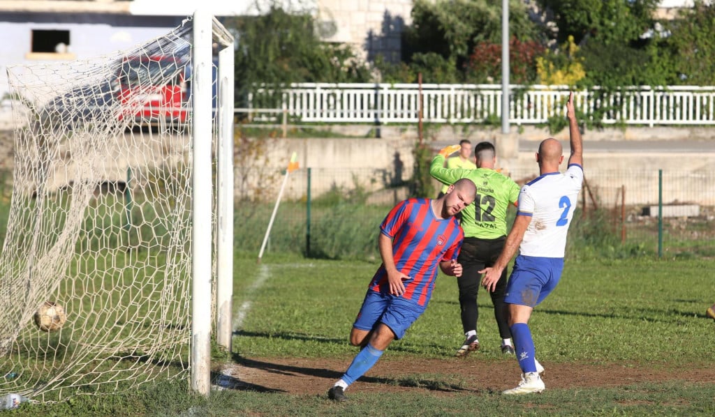 &lt;p&gt;Ivan Bazdan je pogodio za Ponikve za konačnih 5:1 u 66. minuti. Igrači Rata pogledavaju prema pomoćnom sucu, koji kaže: nije bilo zaleđe&lt;/p&gt;