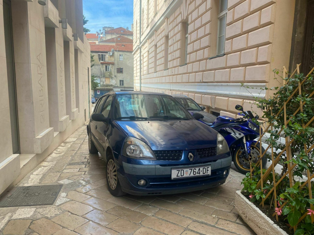 &lt;p&gt;Službeni automobil Općinskog suda parkiran kod zgrade suda&lt;/p&gt;