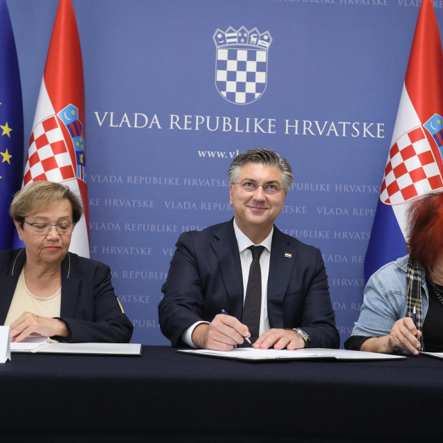 &lt;p&gt; Višnja Fortuna, Andrej Plenkovic i Jasna Petrovic na potpisivanju Sporazuma o osnivanju Nacionalnog vijeca za umirovljenike i starije osobe&lt;/p&gt;