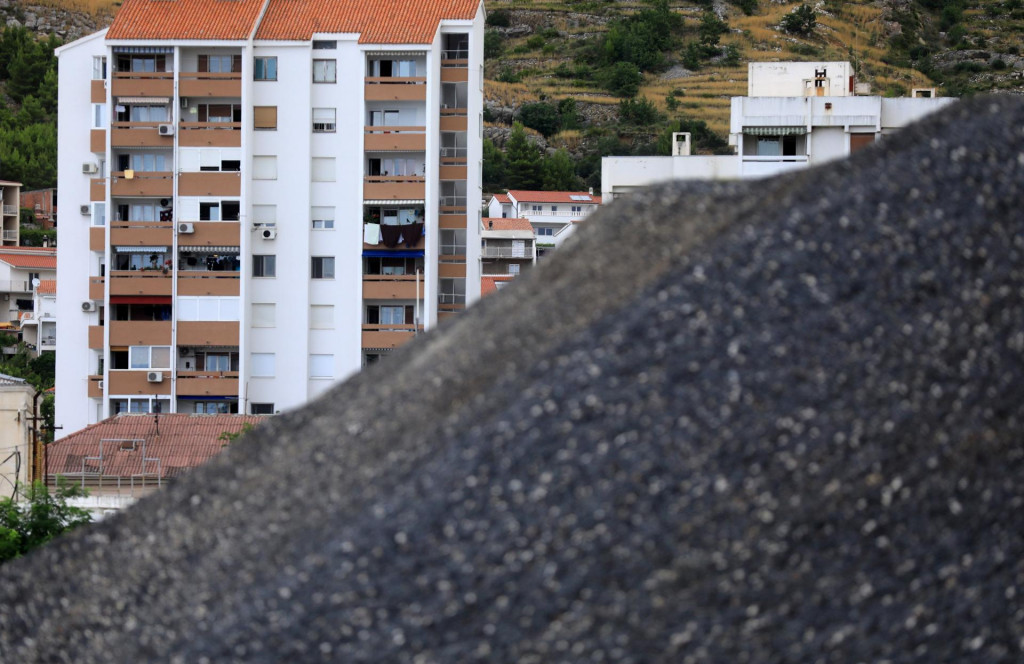 &lt;p&gt;Troska, sad se svi slažu, nije opasna. Baš kako su iz Ministarstva zaštite okoliša svo vrijeme i tvrdili. A zato što nije opasna nema je potrebe ni uklanjati...&lt;/p&gt;