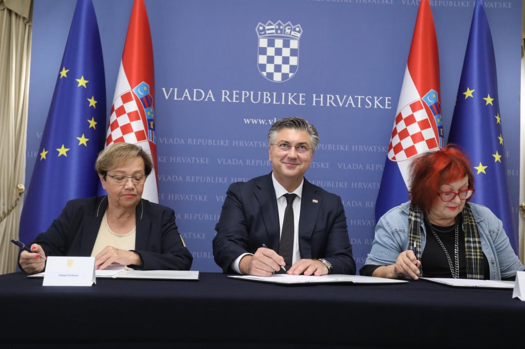 &lt;p&gt; Višnja Fortuna, Andrej Plenkovic i Jasna Petrovic na potpisivanju Sporazuma o osnivanju Nacionalnog vijeca za umirovljenike i starije osobe&lt;/p&gt;