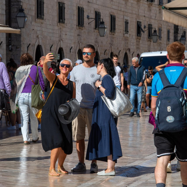 &lt;p&gt;Dubrovnik, 210924. Gradjani i turisti u setnji Stradunom.