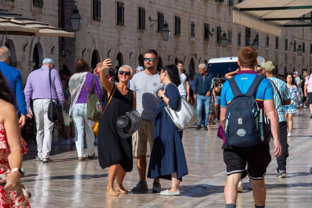 &lt;p&gt;Dubrovnik, 210924. Gradjani i turisti u setnji Stradunom.