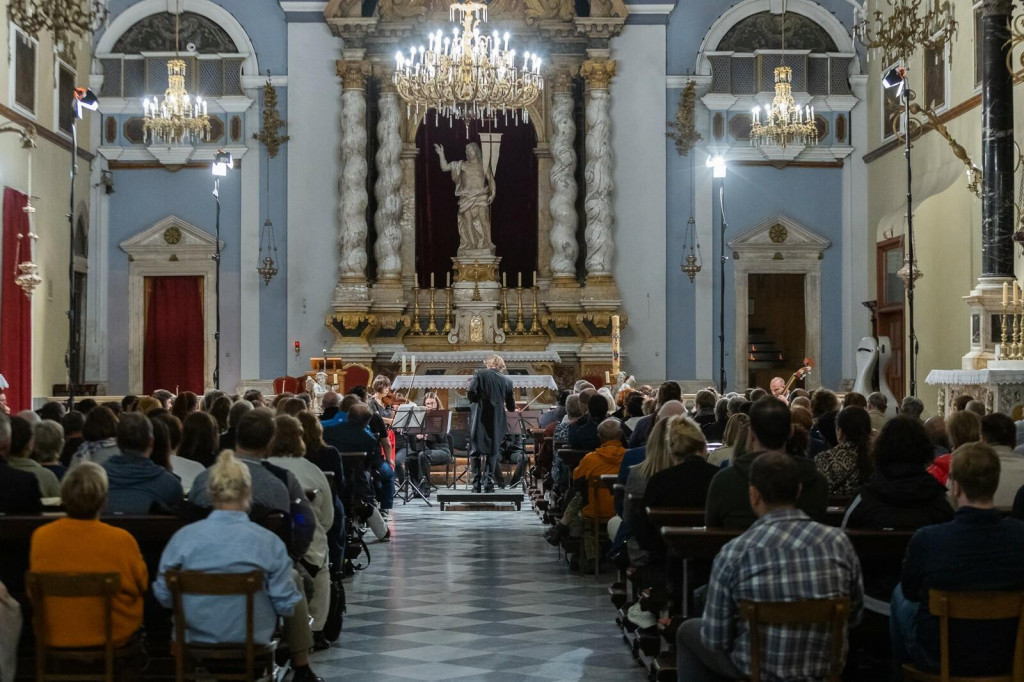 &lt;p&gt;DSO i mladi oboist Noah Rudd nastupaju pod ravnanjem Antuna Poljanić&lt;/p&gt;