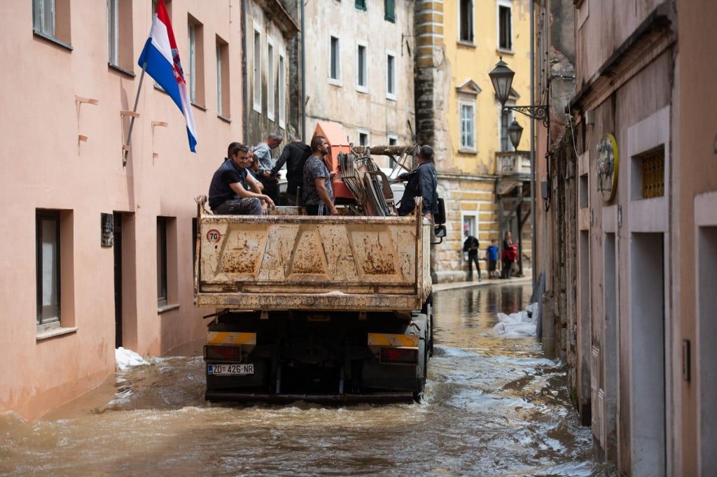 &lt;p&gt;Obrovac, 150523.&lt;br&gt;
Zbog obilnih kisa rijeka Zrmanja se izlila iz korita.&lt;br&gt;