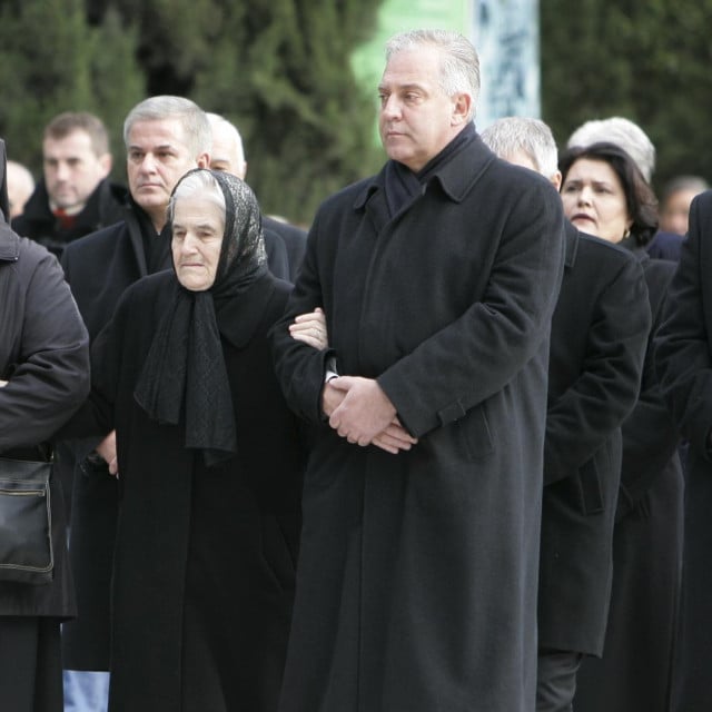 &lt;p&gt;Ivo Sanader, sestra Danica, majka Ivanka, braca Vinko, Miro, Vlado&lt;/p&gt;