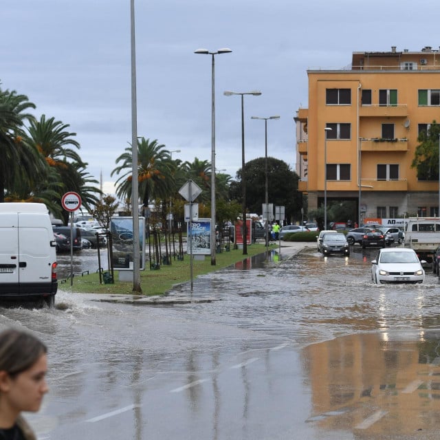 &lt;p&gt;Zadar, 090924.&lt;br&gt;
Uslijed jake kise poplavljen dio Branimirove obale.&lt;br&gt;