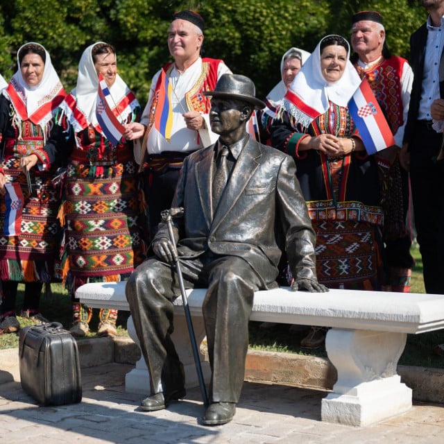 &lt;p&gt;Svoj spomenik na biogradskoj rivi dobio je ‘otac biogradskog turizma’, Vagan Melik Karaganjan, arhitekt iz Armenije koji je tamo izgradio prvi hotel&lt;br&gt;
 &lt;/p&gt;