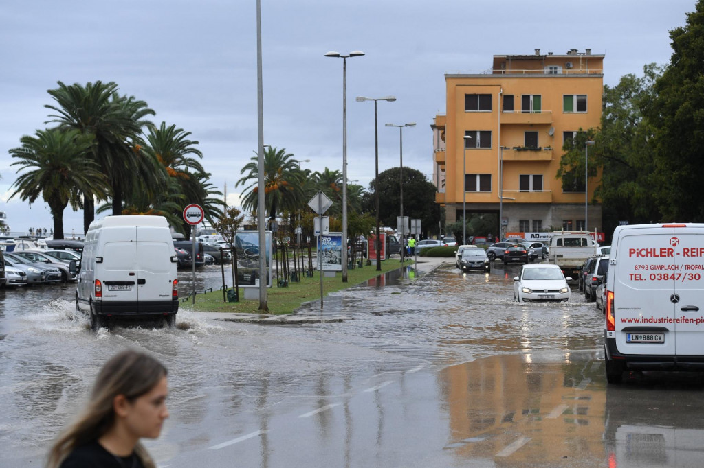 &lt;p&gt;Zadar, 090924.&lt;br&gt;
Uslijed jake kise poplavljen dio Branimirove obale.&lt;br&gt;