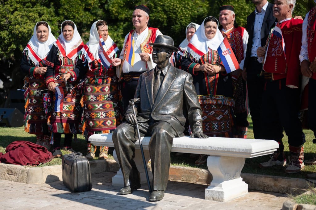 &lt;p&gt;Svoj spomenik na biogradskoj rivi dobio je ‘otac biogradskog turizma’, Vagan Melik Karaganjan, arhitekt iz Armenije koji je tamo izgradio prvi hotel&lt;br&gt;
 &lt;/p&gt;