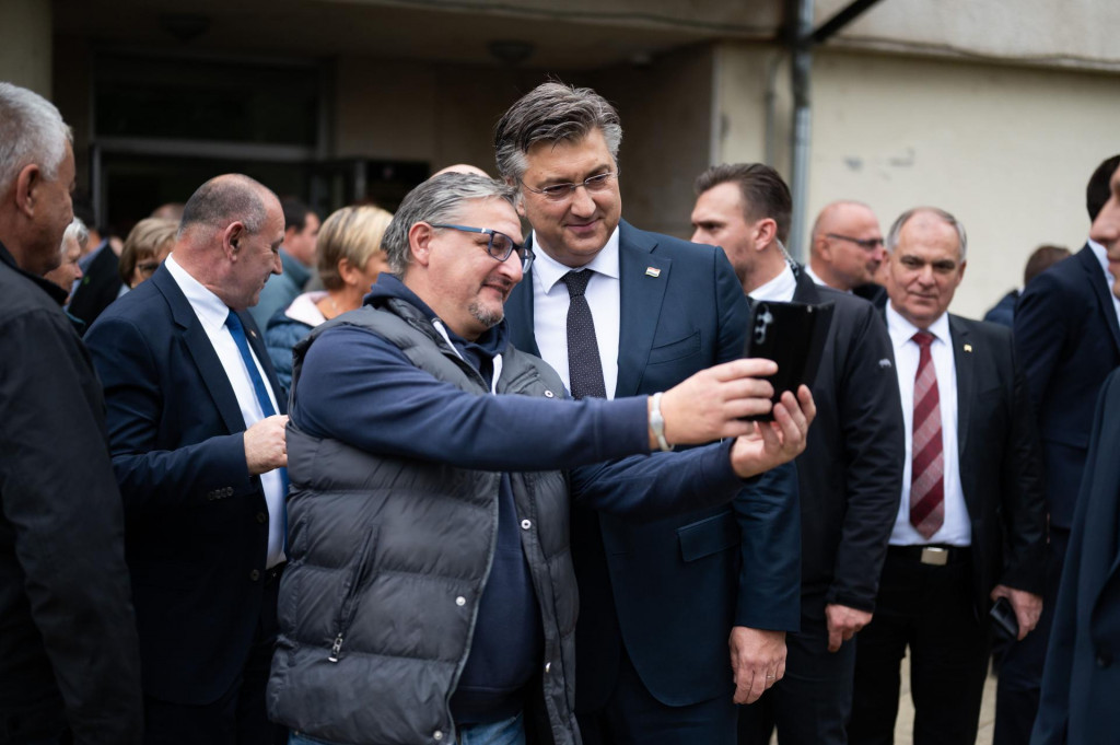 &lt;p&gt; Premijer Andrej Plenković je u Gospiću, gdje je, među ostalim,  sudjelovao  na svečanosti otvaranja 26. izložbe tradicijskih proizvoda ‘Jesen u Lici‘&lt;/p&gt;

&lt;p&gt; &lt;/p&gt;

&lt;p&gt; &lt;/p&gt;