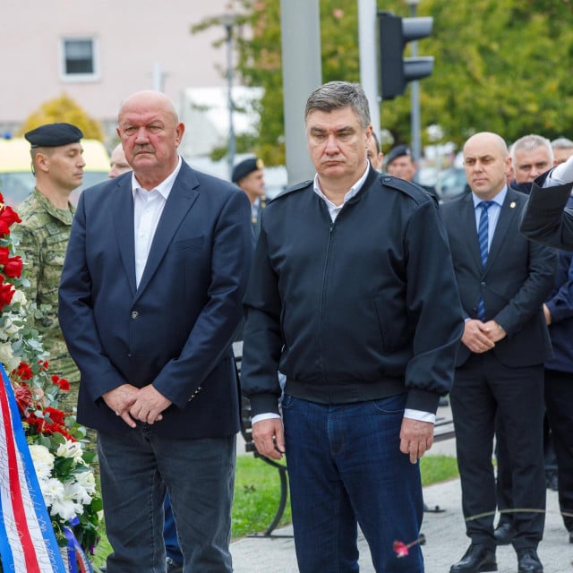 &lt;p&gt;Marijan Mareković i predsjednik RH Zoran Milanović na polaganju vijenaca kod Spomenika obrane Nuštra&lt;/p&gt;