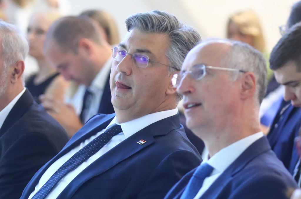 &lt;p&gt;Plenković može biti zadovoljan anketom, HDZ-a je ipak ispred Puljkove stranke, mada je razlika vrlo mala&lt;/p&gt;

&lt;p&gt; &lt;/p&gt;

&lt;p&gt;&lt;br&gt;
 &lt;/p&gt;