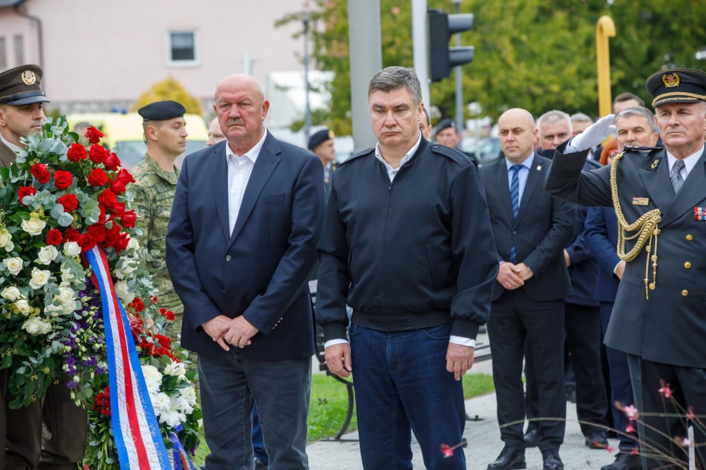 &lt;p&gt;Marijan Mareković i predsjednik RH Zoran Milanović na polaganju vijenaca kod Spomenika obrane Nuštra&lt;/p&gt;