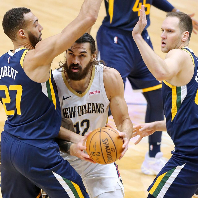 &lt;p&gt;Steven Adams (s loptom) između Rudyja Goberta i našeg Bojana Bogdanovića&lt;/p&gt;