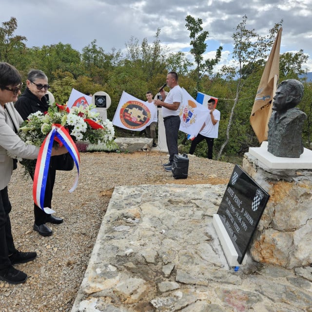 &lt;p&gt;Vijenac na spomenik sinu i bratu Anti Peniću polozžle su majka Pera i sestra Mirjana&lt;/p&gt;