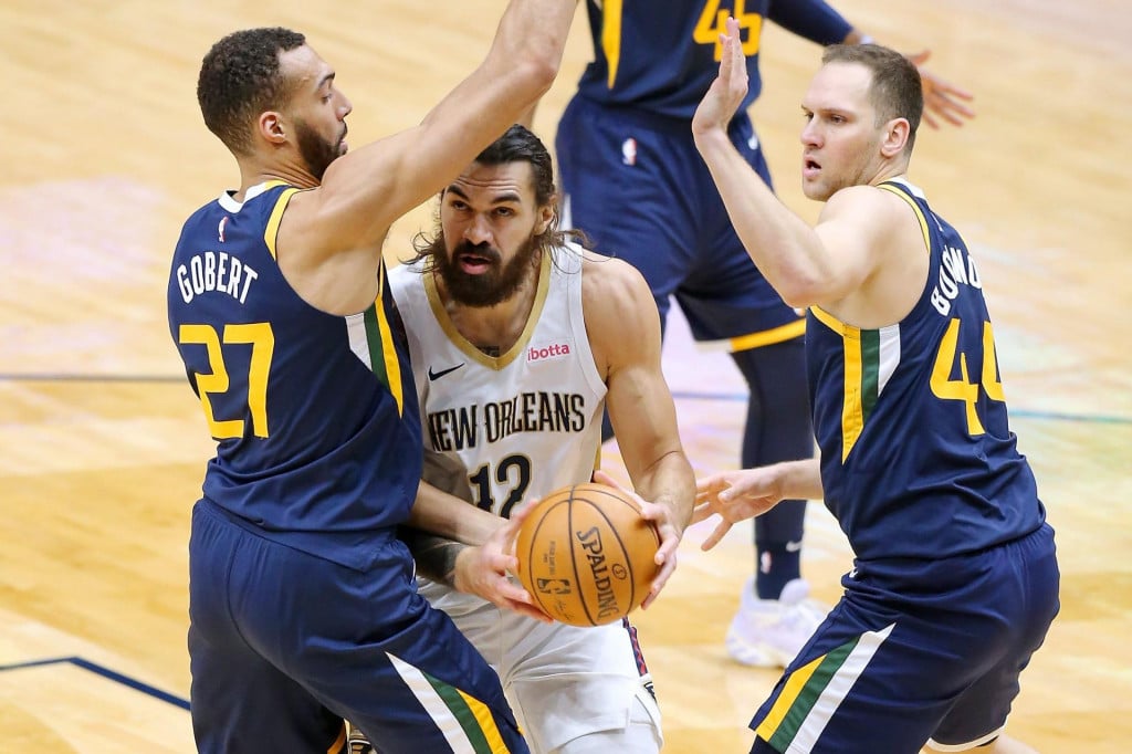 &lt;p&gt;Steven Adams (s loptom) između Rudyja Goberta i našeg Bojana Bogdanovića&lt;/p&gt;