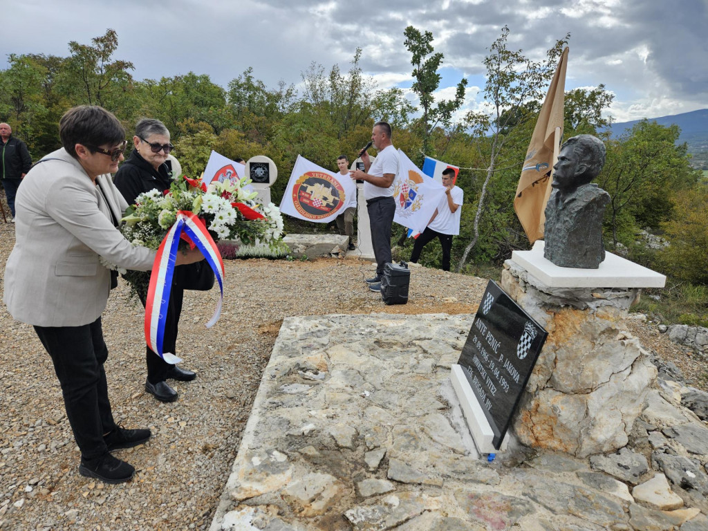 &lt;p&gt;Vijenac na spomenik sinu i bratu Anti Peniću polozžle su majka Pera i sestra Mirjana&lt;/p&gt;