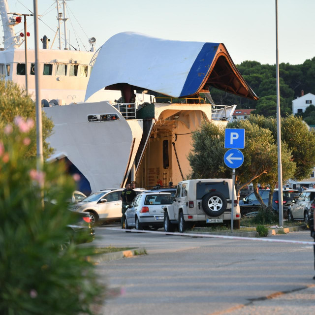 &lt;p&gt;Mali Losinj, 110824.&lt;br&gt;
Rampa trajekta Lastovo prikljestila mornare, tri su poginula, jedan je tesko ozlijedjen. Policijski ocevid je u tijeku.&lt;br&gt;