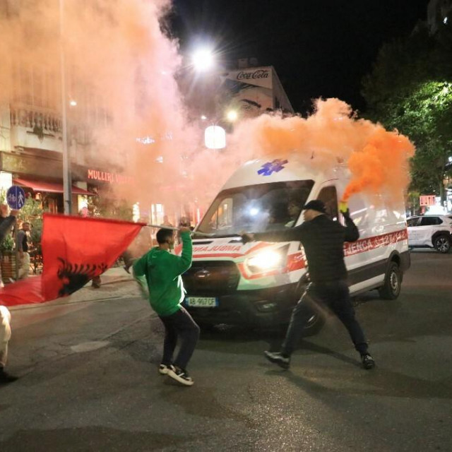 &lt;p&gt;Molotovljevi kokteli i pirotehnika letjeli su posvuda&lt;/p&gt;