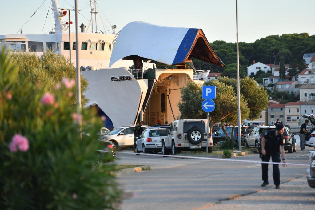 &lt;p&gt;Mali Losinj, 110824.&lt;br&gt;
Rampa trajekta Lastovo prikljestila mornare, tri su poginula, jedan je tesko ozlijedjen. Policijski ocevid je u tijeku.&lt;br&gt;